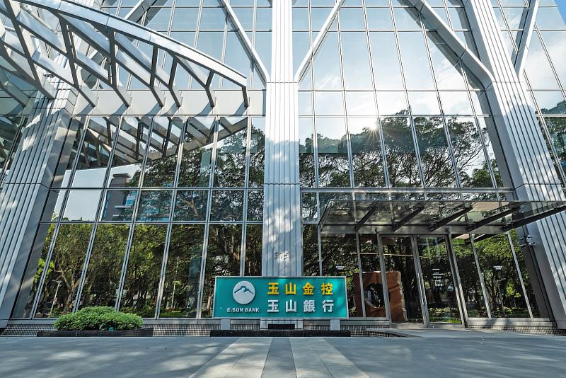 玉山銀行榮獲《Euromoney》「台灣最佳中小企業獎」及「台灣最佳顧客體驗獎」兩大肯定。