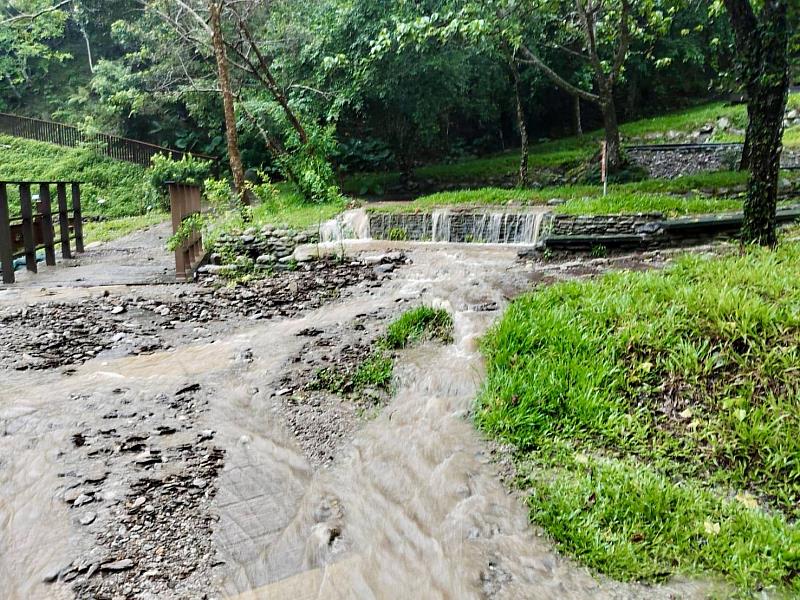 知本國家森林遊樂區內部分步道因豪大雨發生多處土石沖刷及逕流