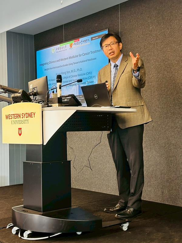 顏宏融院長於雙邊研討會發表中西醫結合癌症治療實證研究。