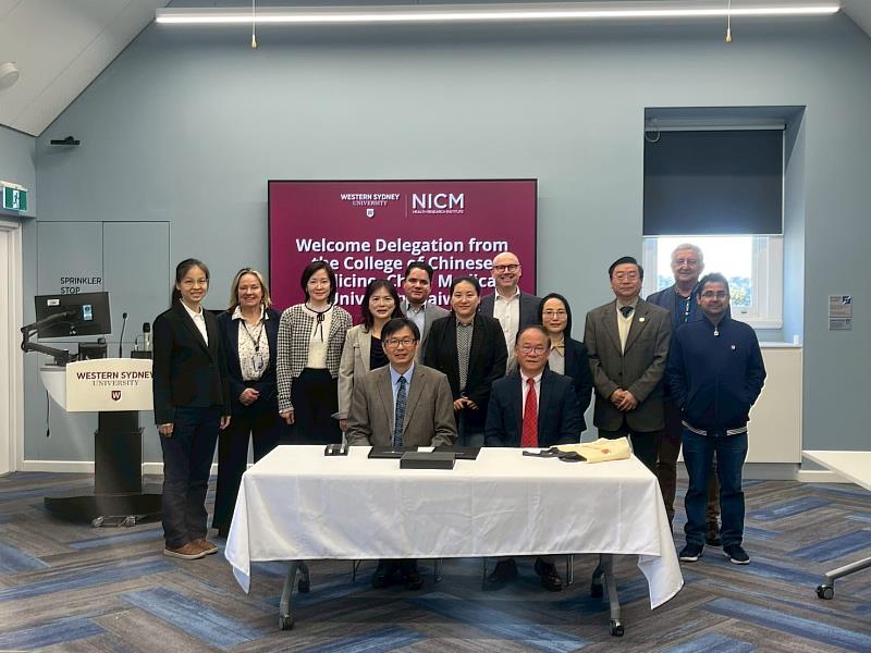 「NICM–CMU中醫學院與中醫藥研究中心雙邊研討會」（Advancing Evidence-based Chinese Medicine Research and Practice A Joint Symposium by NICM and CMU）講者合影。