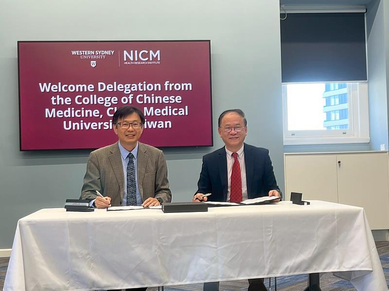 中國醫藥大學中醫學院顏宏融院長與西雪梨大學院長 Dennis Chang簽署合作協議，共推中醫與輔助醫學國際合作。