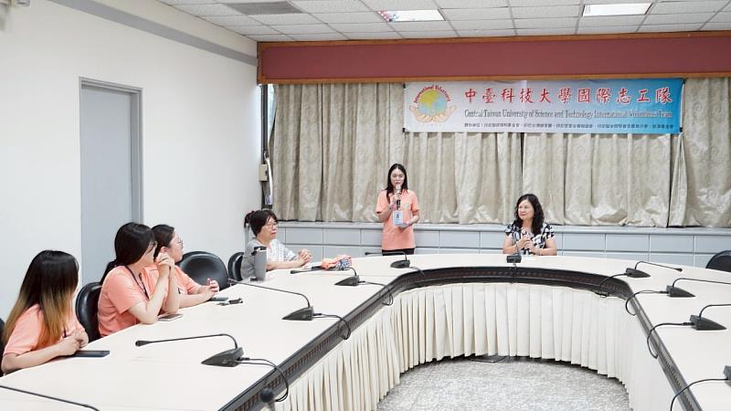 中臺科大志工隊成員與師長行前報告