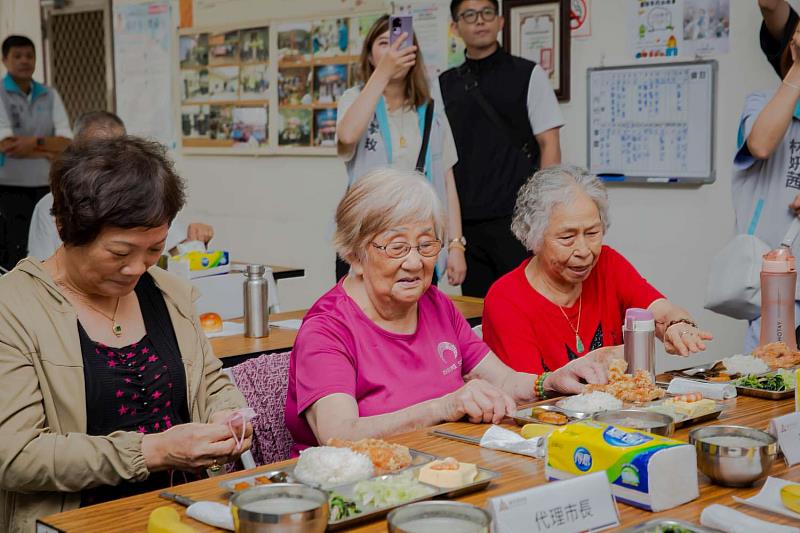 據點長輩88歲彭何月娥奶奶（中間者）幾乎天天到據點與好友同樂