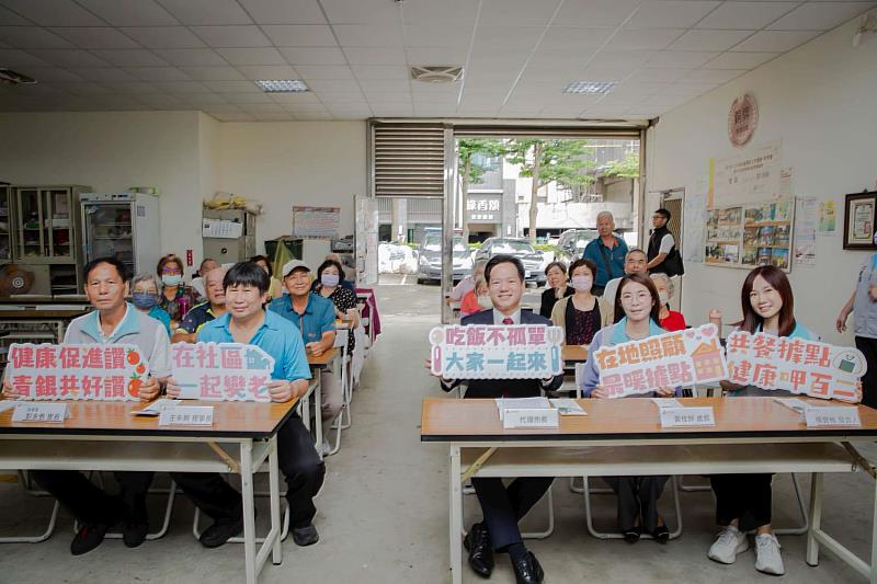 代理市長邱臣遠等人與海濱共餐據點長輩合影