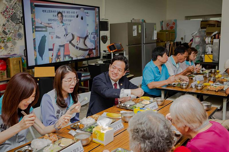 代理市長邱臣遠強調,共進餐點是幸福感的決定因素之一