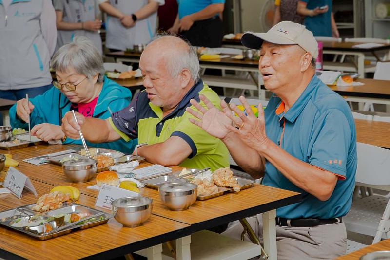 據點長輩相聚唱歌聊天相當開心