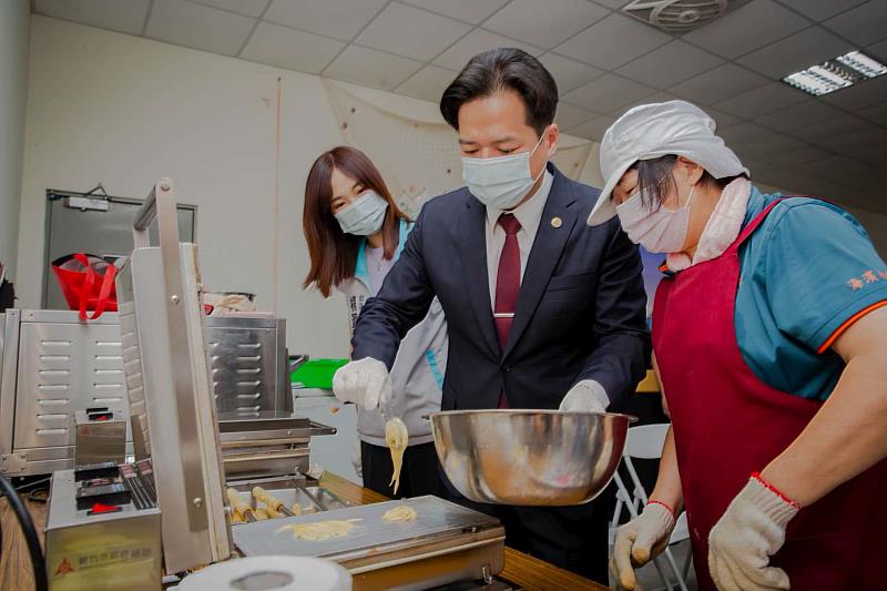 代理市長邱臣遠與志工學習手做蛋捲