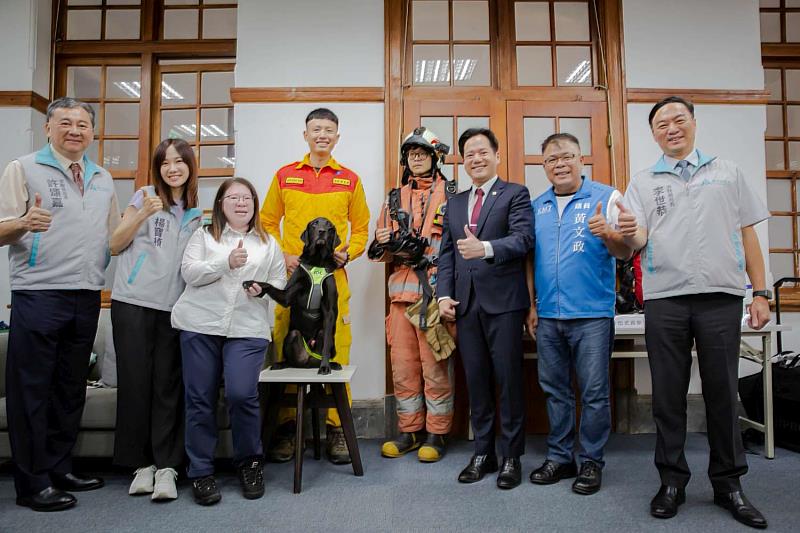 代理市長邱臣遠、市議員黃文政、市議員許美惠等與今日特別出席記者會的Clay合影。