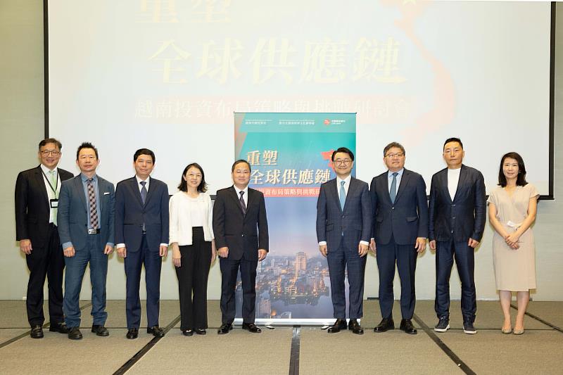 駐台北越南經濟文化辦事處代表潘喬鍾(Mr. Phan Kieu Chung )(左5)、經濟部投資促進司副司長呂貞慧(左4)、資誠聯合會計師事務所副所長及國際暨金融事業執行長吳偉臺(右4)、越南外國投資局副局長武文鐘(Mr. Vu Van Chung) (左3)、普華商務法律事務所海關及國際貿易管理服務主持律師李益甄(右1)、資誠聯合會計師事務所派駐越南代表執業會計師陳以謙(左2)等人於「重塑全球供應鏈：越南投資布局策略與挑戰」研討會合影。
