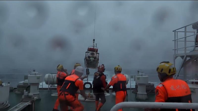 成功艦配合空勤直升機吊掛傷患