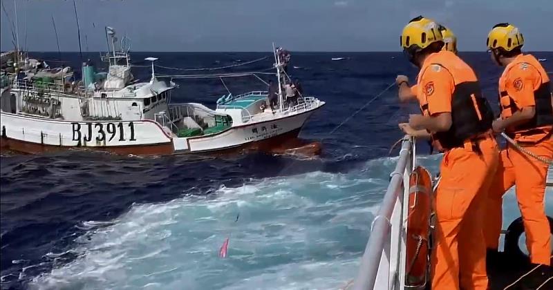 成功艦使用拋繩槍運送船長所需藥物