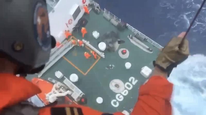 成功艦配合空勤直升機吊掛傷患
