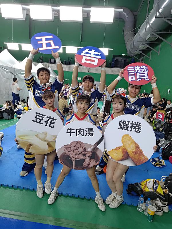 本次競賽使用之創意美食口號牌，皆由參賽選手彭芷岳同學（下排右一）精心設計，為隊伍增添獨特亮點。