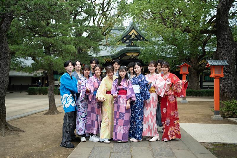 日本語文學系碩士班陳柔安(前排中)參加早稻田大學浴衣社,留下美好回憶。(圖/淡江大學提供)