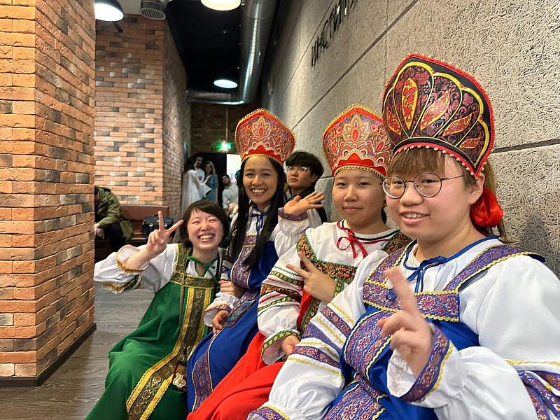 俄國語文學系杜佳馨（左二）參加俄國歌曲社團，與夥伴們穿著俄國服飾合照。（圖／淡江大學提供）