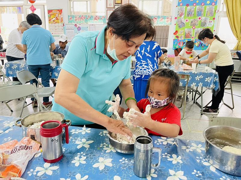 料理過程,不僅可以培養孩子的精細動作,同時能提升社會互動能力