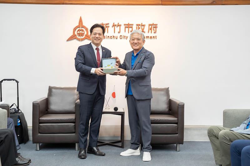 代理市長邱臣遠與市原市長小出讓治相互致贈禮品。