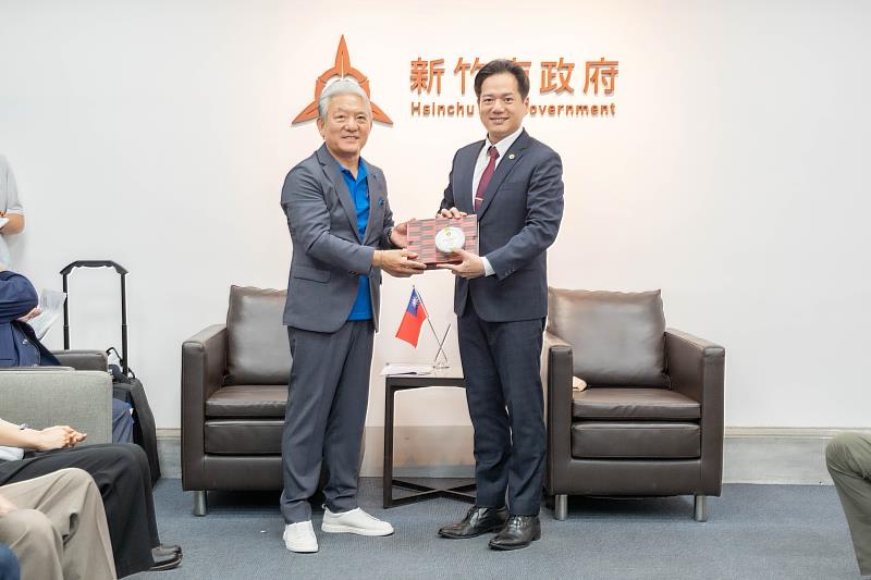 代理市長邱臣遠與市原市長小出讓治相互致贈禮品。