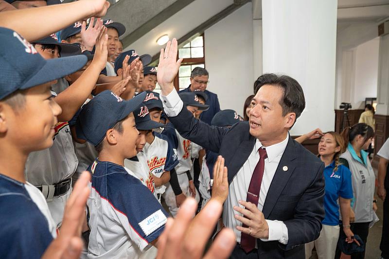 代理市長邱臣遠與市原市少棒隊擊掌。