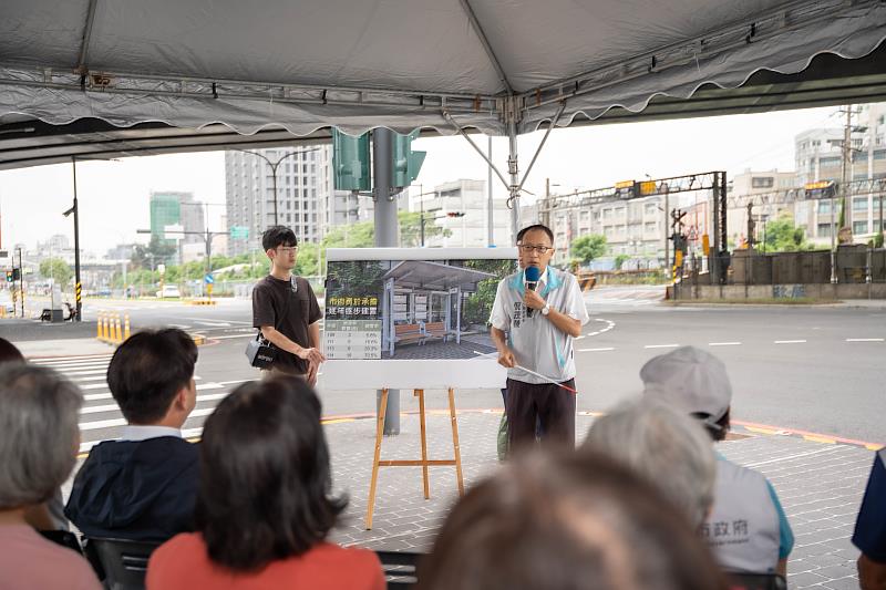 交通處長倪茂榮進行簡報。