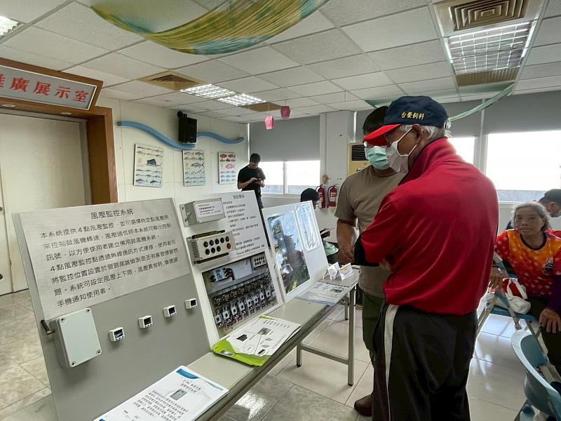 針對國內關鍵養殖物種(石斑魚、午仔魚、吳郭魚、鱸魚及虱目魚),高科大養殖系推出的養殖解決方案包含智慧養殖管理、複合光合菌及水底質改良劑應用技術。養殖業者面臨的各類挑戰,包括極端季候、人力減省、降低養殖風險、提升效益等,均需仰賴創新養殖管理技術來實現轉型,期以符合永續養殖的條件,也有助業者提升國際市場競爭優勢。