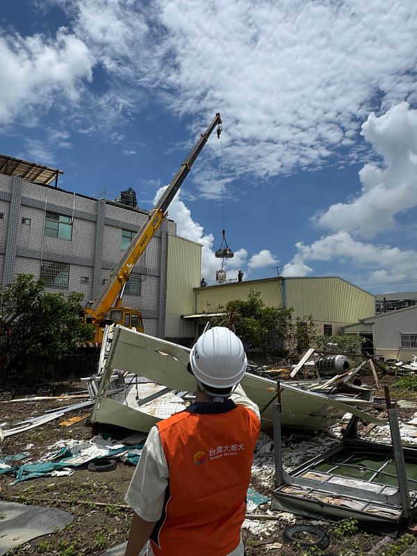 台灣大哥大工程團隊第一時間將颱風損壞的基地台設備與大型的天線支撐架吊掛至鄰地空曠處重建，克服空間與排程困難，加快搶修腳步。