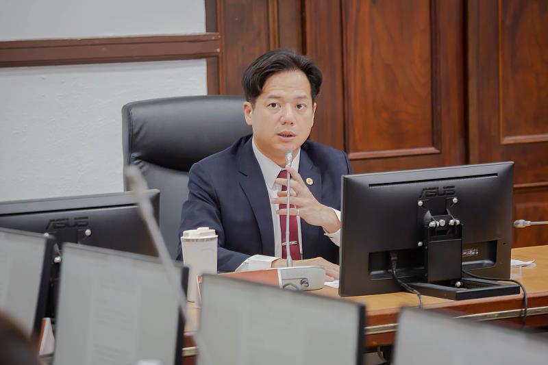 竹市府召開今年第7次道安會報，代理市長邱臣遠提醒暑期及颱風季更應加強交通防範作業。