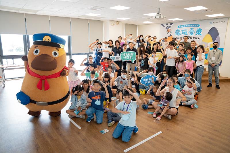 臺東教育博覽會精彩開跑　達克比現身說故事 親子共學同樂 歡迎全國家庭探索四大主題場域！