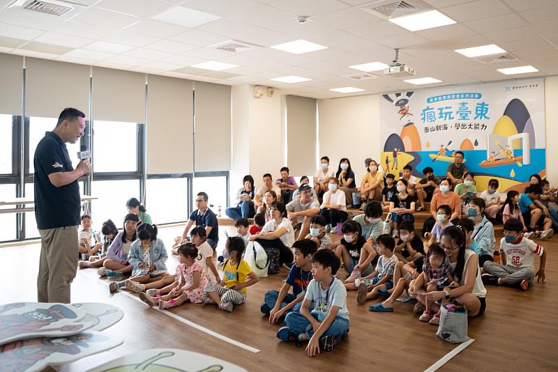 臺東教育博覽會精彩開跑　達克比現身說故事 親子共學同樂 歡迎全國家庭探索四大主題場域！