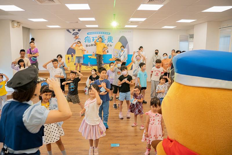 臺東教育博覽會精彩開跑　達克比現身說故事 親子共學同樂 歡迎全國家庭探索四大主題場域！