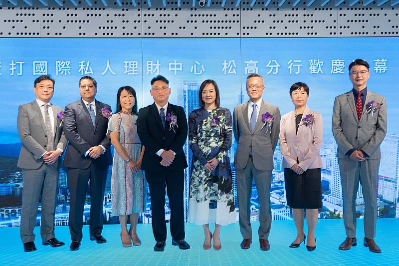 渣打銀行台北「國際私人理財中心」松高分行正式開幕，打造北台灣高端財富管理新地標。（左二起：渣打銀行財富管理處處長Samrat Khosla、渣打銀行財務長蘇淑靜、渣打銀行總經理邢保利、渣打集團財富管理及零售銀行業務與大中華及北亞區行政總裁徐仲薇、渣打銀行董事長陳銘僑）