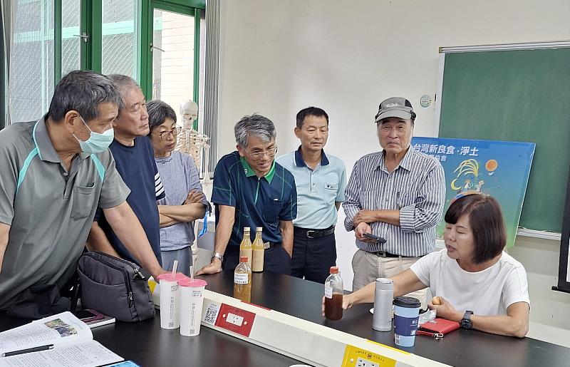 學員認真聆聽講師介紹。