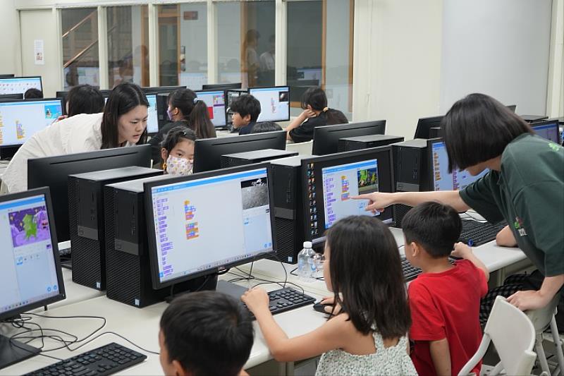為向下扎根學童的資訊應用能力所規劃的「Scratch 程式設計」課，最受小朋友們喜歡。