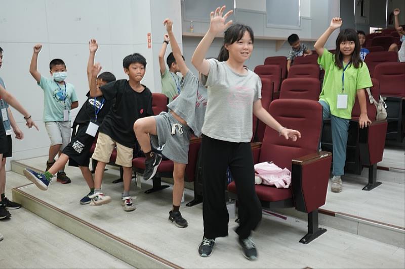 此次營隊對南隘國小學童是一段充實快樂的暑期學習體驗，對中華大學學生則是強化團隊協作與問題解決能力。