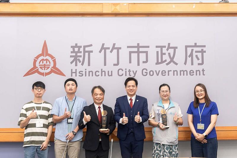 新竹市獲衛生福利部「居家服務查核專案表現優異獎」全國第一名及「A個管落實執行照專建議使用專業服務之核定比例」第二名，代理市長邱臣遠與衛生局團隊合影。