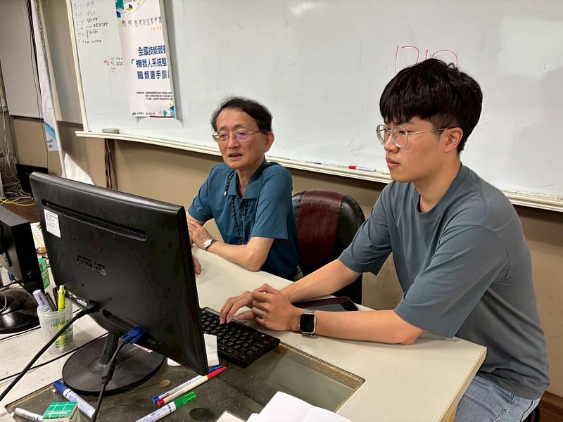 林彥翔與指導教授陳國泰(左)進行學習討論
