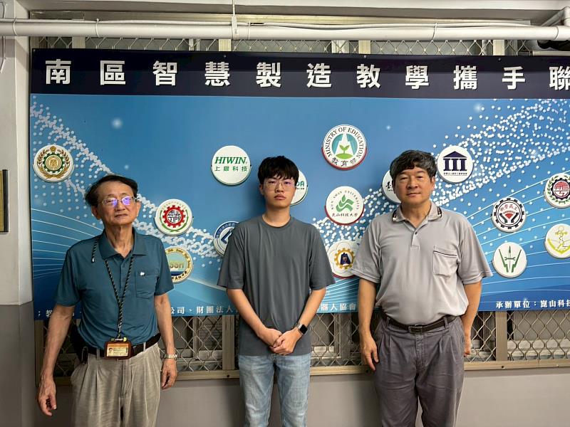 機器人所畢業生林彥翔(中)與指導教授王建仁主任(右)及陳國泰老師(左)合影