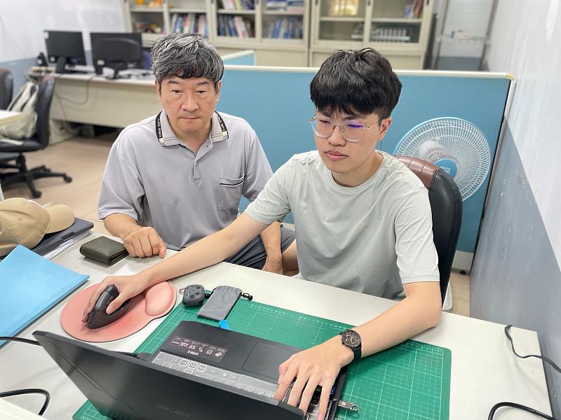 林彥翔與指導教授王建仁(左)進行學習討論