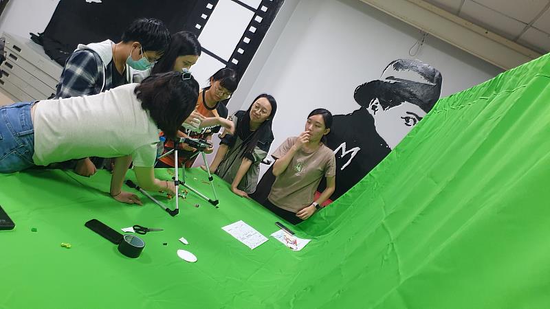 許安綺(右3)與同學創作逐格動畫作品《扯鈴男孩》，參與競賽獲2獎