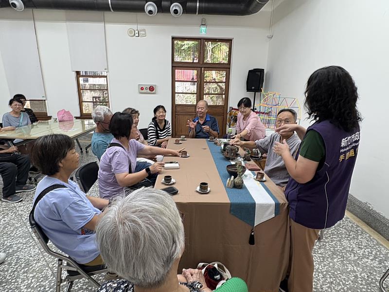 藝術家以自製柴燒陶茶器泡茶讓聾人朋友品嚐不一樣的茶湯