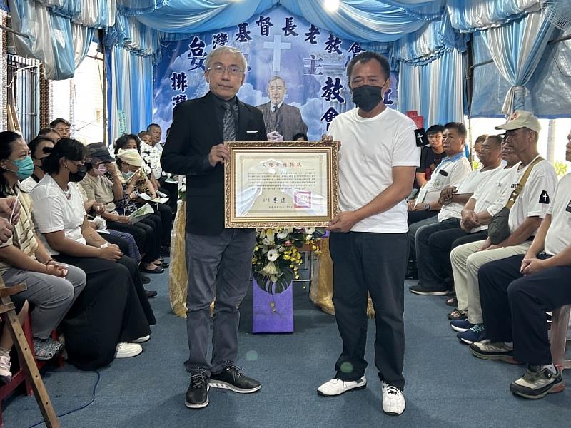 文化部文化資產局長陳濟民(左)代表頒贈文化部旌揚狀,由江清坤兒子陳耀祖(右)代表受贈,表彰江清坤一生致力於排灣族歌樂enelja保存與傳承之貢獻。