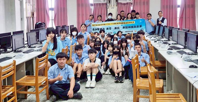 中國文化大學「青少年培力」USR團隊日前走入宜蘭高商，攜手產學界與高中教師，推動AI協作外語學習課程轉型。