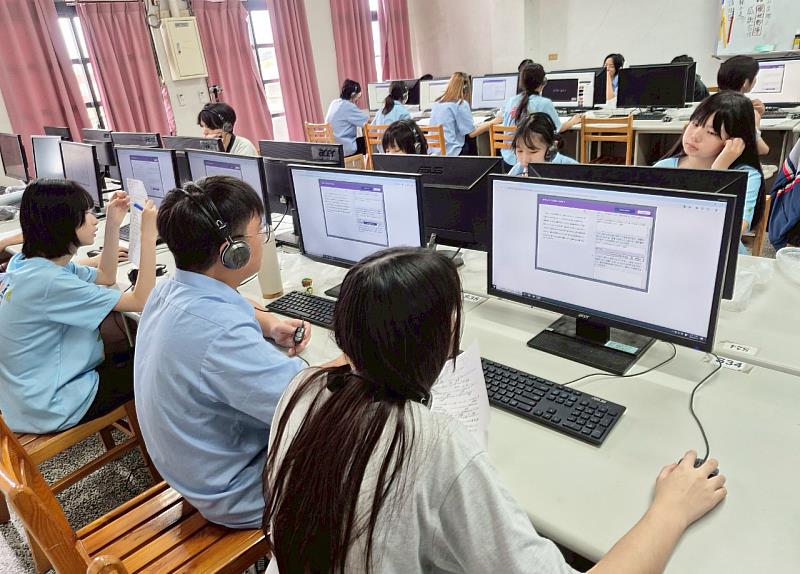 透過AI協作工具,讓學生在低壓環境下練習口說。