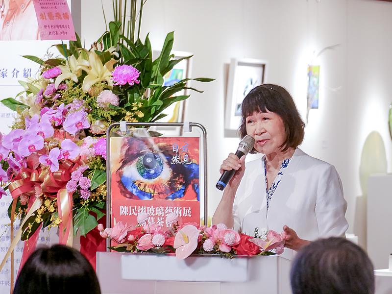 臺灣工藝發展協會羅香珍顧問致詞，肯定陳民翊老師多年來在融合玻璃藝術領域的努力與貢獻。