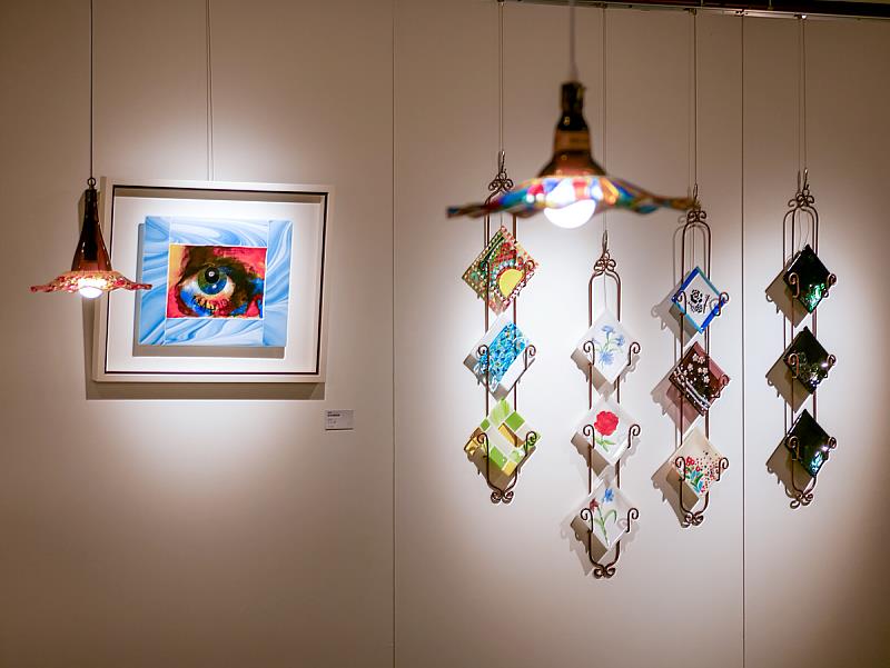 展場一隅,玻璃作品與光影交織出動人景緻,歡迎大家蒞臨現場,親身感受藝術中的自然詩意。