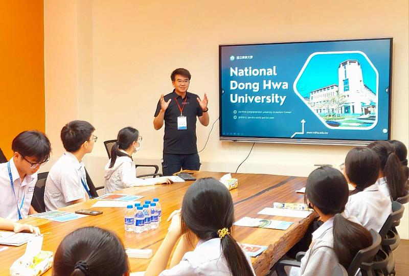 東華大學圖書資訊處陳偉銘處長於馬來西亞中學宣講。