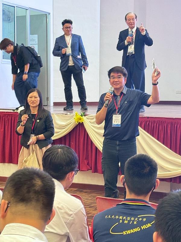 東華大學積極宣傳特色優勢，透過與學生面對面互動，簡報與現場問答。