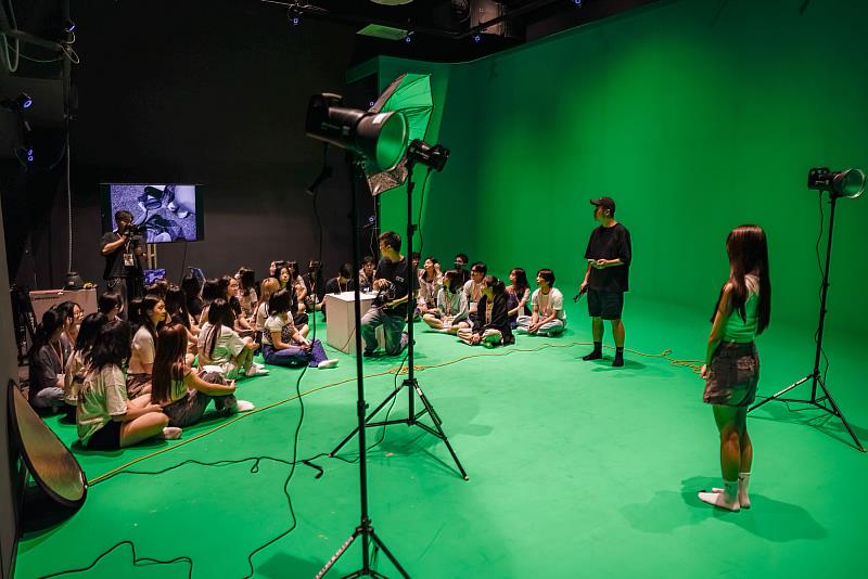 世新全媒體大樓的虛擬攝影棚，學員拍攝個人Lookbook。（世新大學提供）