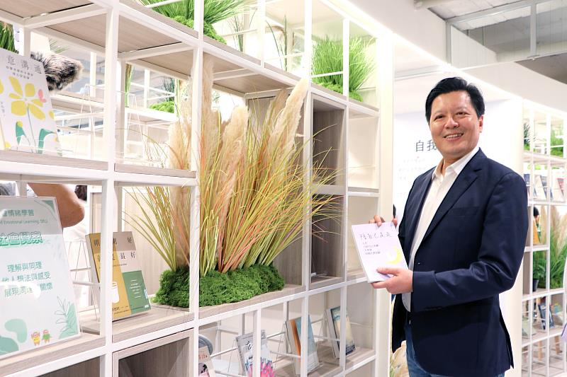 位處蘆洲永平市場大樓3樓的蘆洲永平分館空間大改造，融合昔日「蘆荻泛月」的在地意象，同時結合社會情緒學習（SEL），打造一個充滿自然氣息和療癒氛圍的溫暖閱讀空間