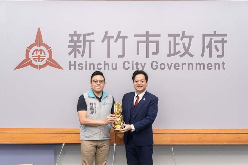 城銷處長林昱志獻「泰坦創新獎」金獎予代理市長邱臣遠。